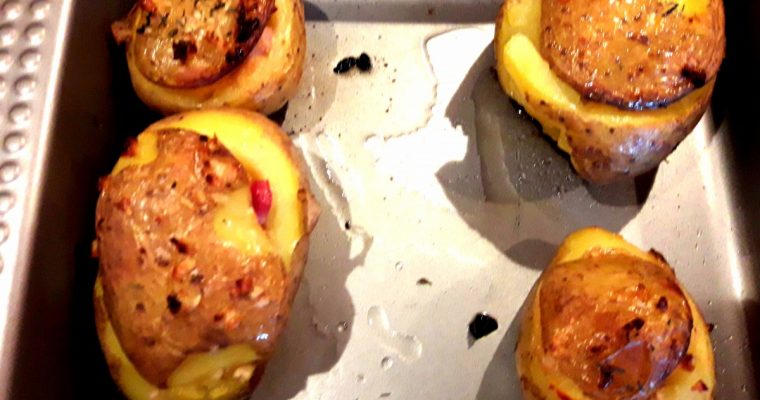 Pieczone ziemniaki nadziewane boczkiem i parmezanem