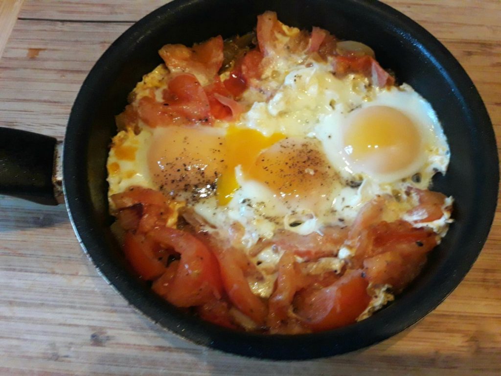 Jajka sadzone na pomidorach z cebulką